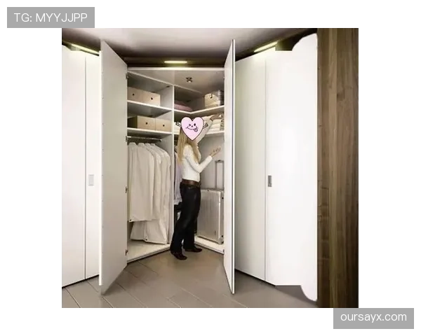 任子威晒家照那一瞬，感觉他把更衣室当展示厅了，我的衣柜要哭